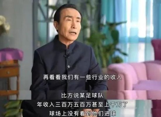 上面摆着一张竹木的长案桌，想必是生意火爆时期，请了说书先生来的。